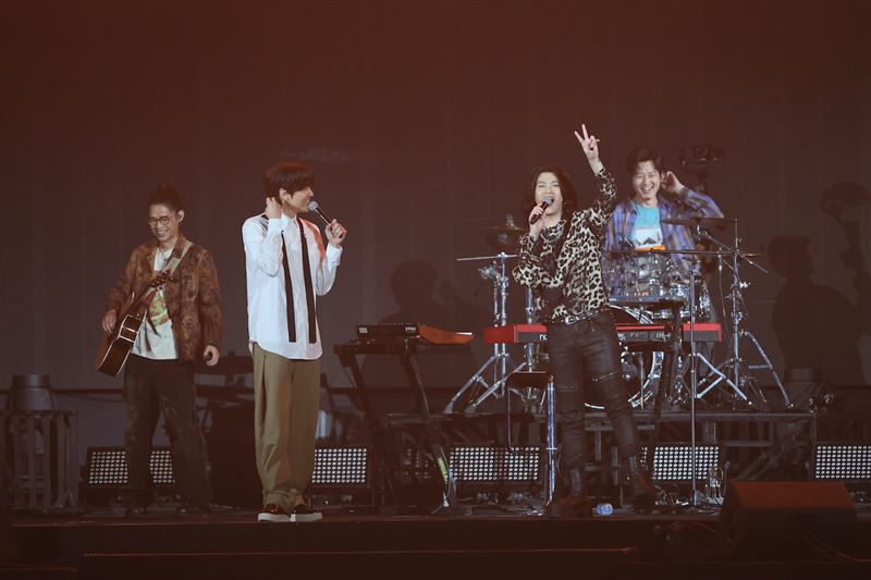 宇宙人合體「人氣樂團」！無預警拋驚喜彩蛋　值回票價全場嗨翻