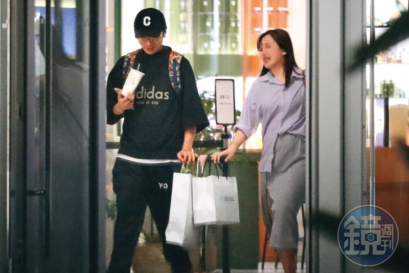 42歲Toro地下女伴曝光！「勾肩親密互動」全被拍　Energy剩他未婚