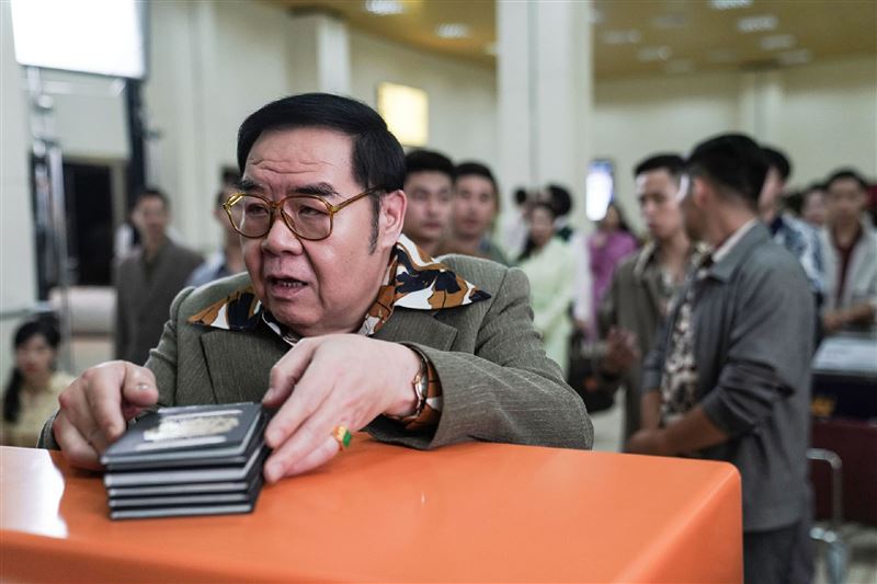 港星「肥貓」曾負債7千萬！晚年淪住貧民窟　靠1人援助才翻身