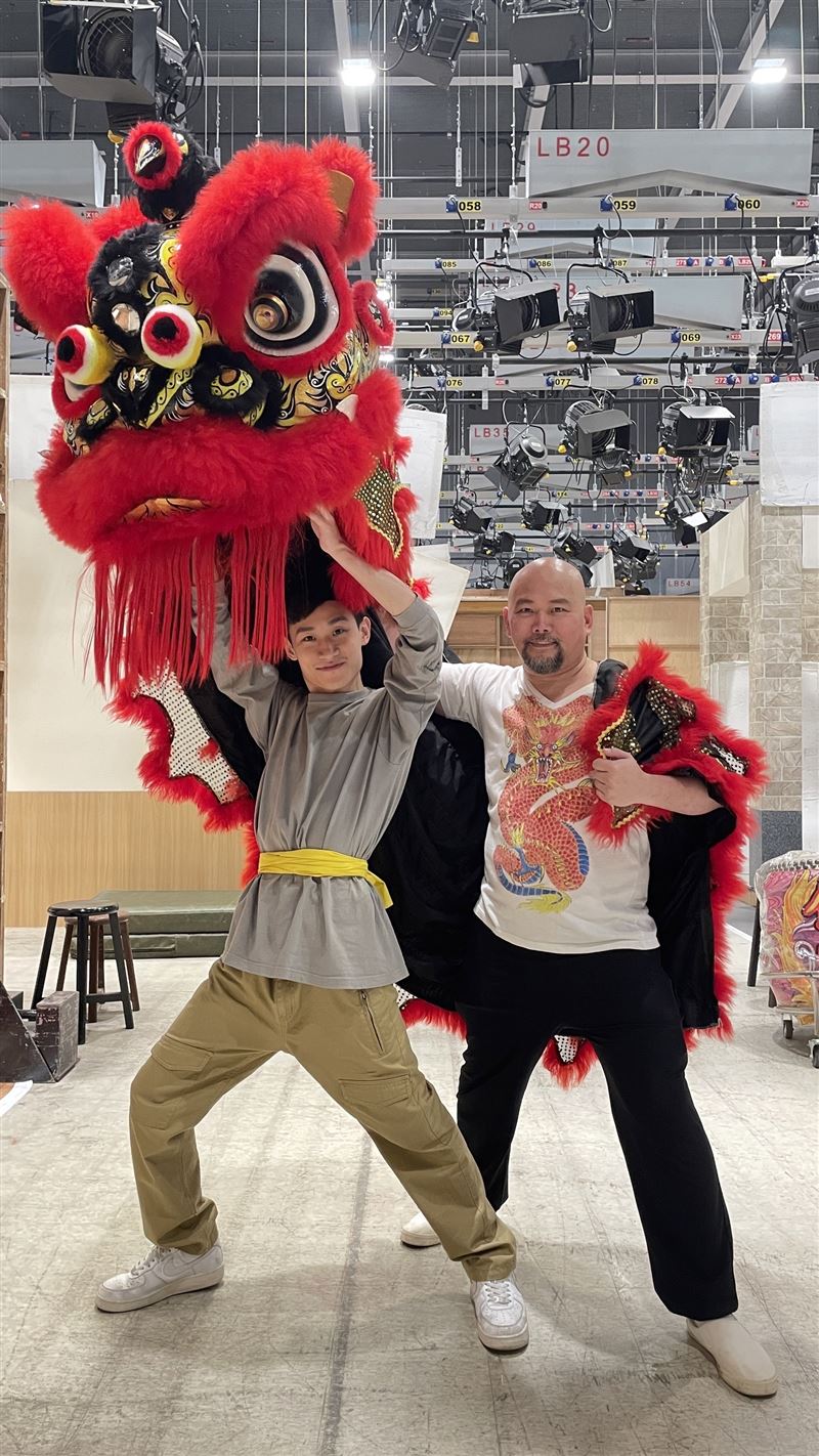 拍戲現場出事了！王瞳突爆意外撞斷老師門牙　「見血慘況」全被拍