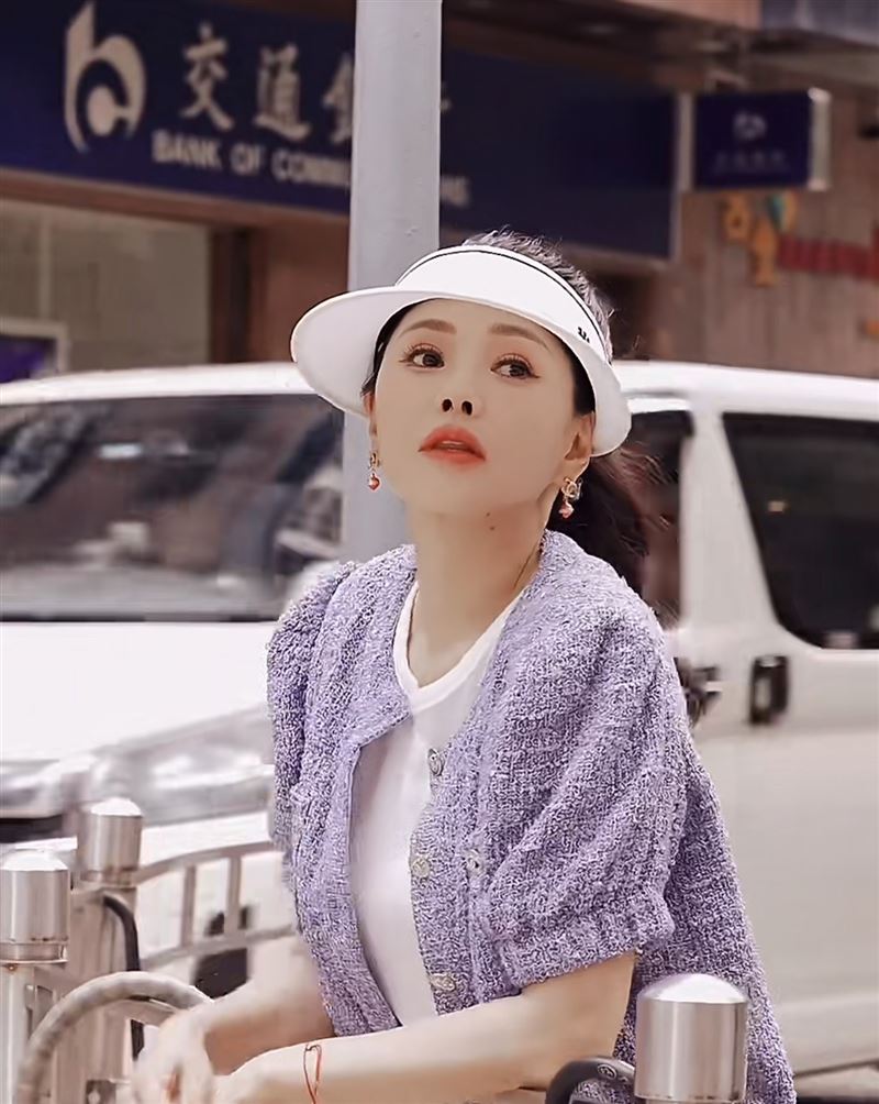 伊能靜驚爆童年受虐！皮膚潰爛雙氧水浸泡「痛苦大哭」嘆：擁抱磨難