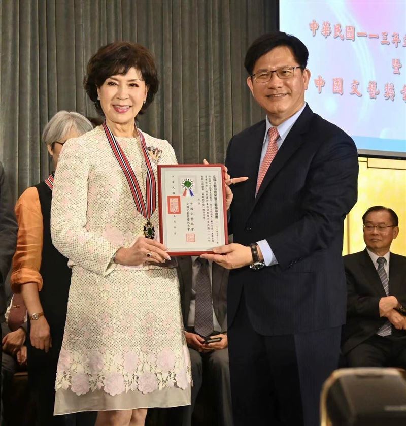 白嘉莉住飯店4年燒千萬！獨居45坪大套房　鬆口「買房計畫」