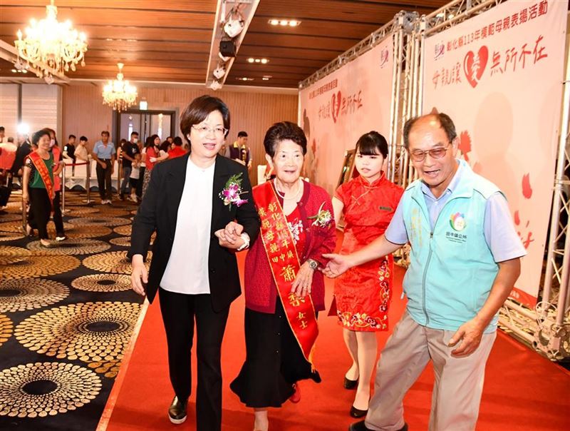 她84歲獲「彰縣模範母親」!兒子竟是任賢齊 蕭梨領獎吐1事