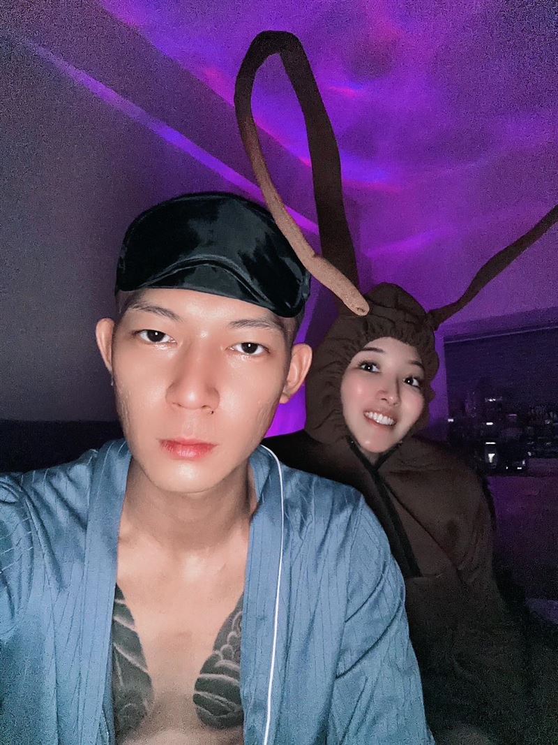 感染B流甘苦10多天！愛妻貼心準備濕背秀　鳳梨脫眼罩傻了：心情很複雜