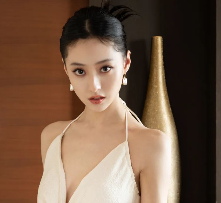 23歲女星深夜流出20多分鐘「裸聊不雅片」　粉絲急標記她：趕緊報警