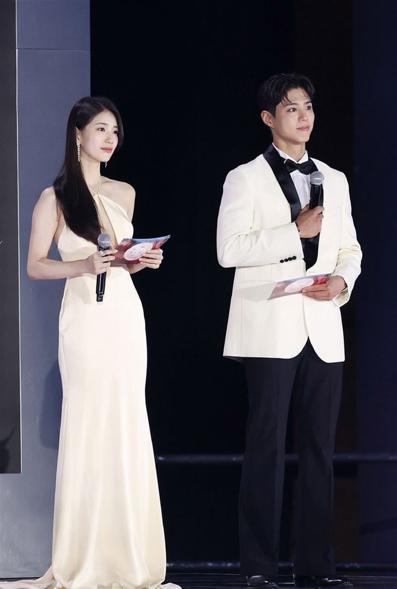 才曬貼臉合照！「朴寶劍、秀智百想秀恩愛」　情侶珠寶戴整晚