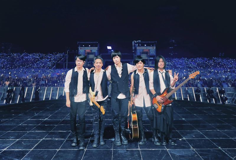 五月天演唱會工人重摔昏迷!主辦方回應了 送醫搶救現況曝