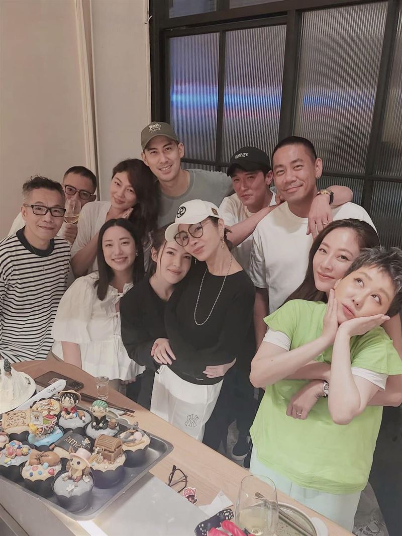 親密畫面曝!許瑋甯燦笑搭肩邱澤 陳美鳳大讚是真愛:閃到起雞皮疙瘩