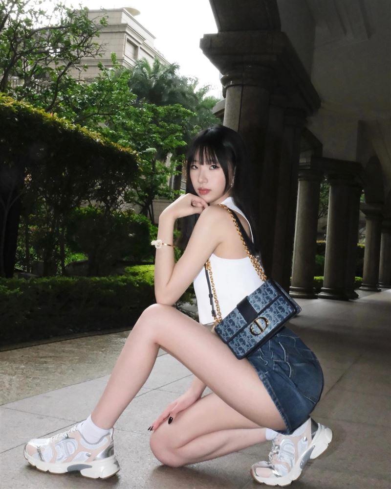 小S長女Elly曬蠻腰美腿照!意外曝光「帝寶豪宅內裝」 網全驚呆了