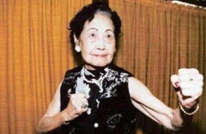 還記得當初暴打周星馳的老太太嗎？驚人身份曝光　「洪媽媽」不是叫假的