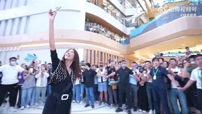 捕捉野生莫文蔚！54歲近況流出　百萬博主驚：簡直是時光逆旅者