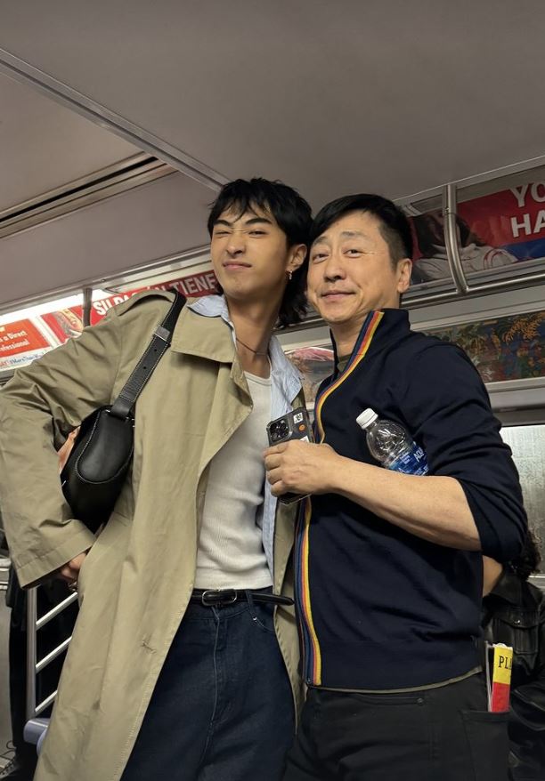 沒能同框伊能靜!庾澄慶曬兒「勾肩背影照」37字洩心聲…網看哭