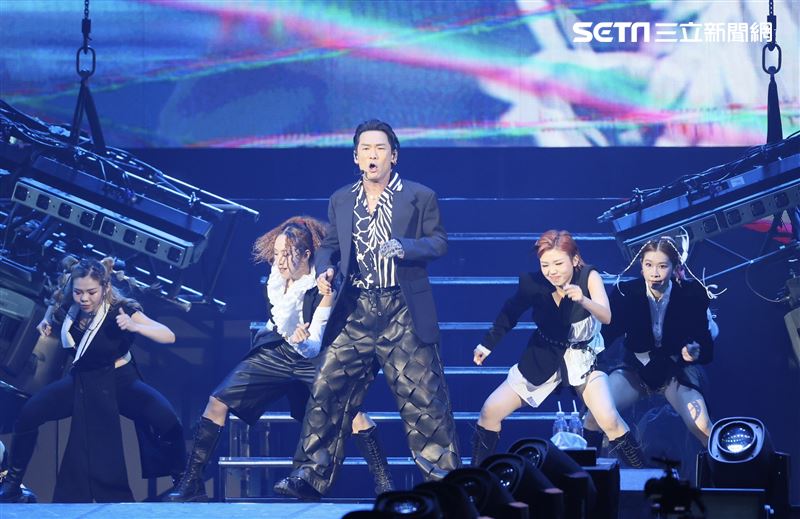 杜德偉小巨蛋才唱三首歌!當眾脫掉全場目睹 出道40年第一次