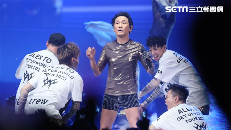 史上第一人！杜德偉只穿內褲登小巨蛋嗨唱　通通「脫掉」全場暴動了