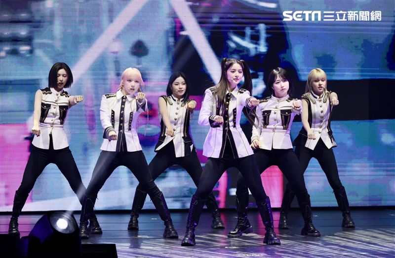 NMIXX喬裝大學生！「台上力邀粉絲吃臭豆腐」　2首中文歌超用心