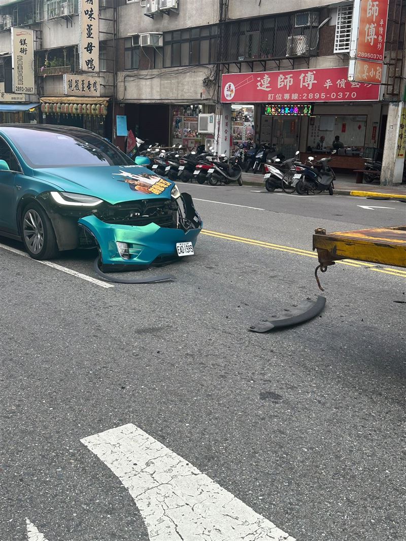 才替萌獸打造專車!財富女神出事了 6百萬特斯拉「車體裂開」曝慘況