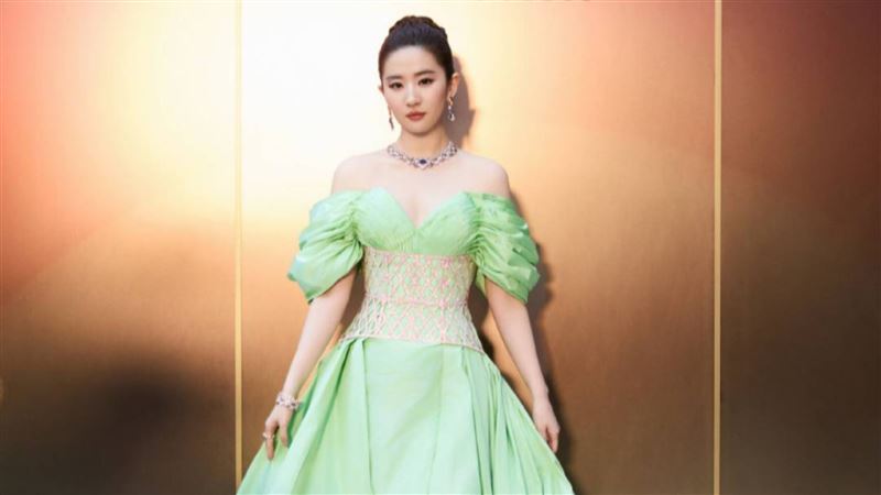 劉亦菲機場性感穿搭曝光　綁帶肚臍裝炸出「A4小蠻腰」　網全嗨翻了