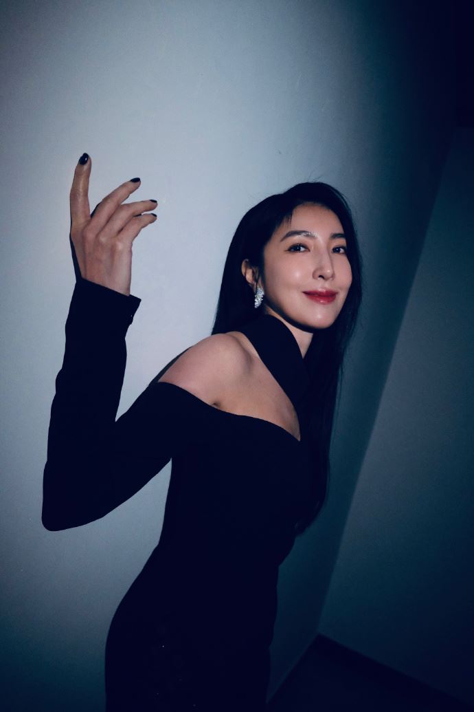 楊謹華《浪姐5》竟遭淘汰回家！機場素顏被捕捉「只穿男友風襯衫」