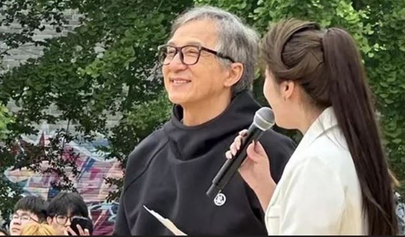 70歲成龍白髮變黑秒回春！赴日親曝超猛鐵人行程　突驚爆：我在還債