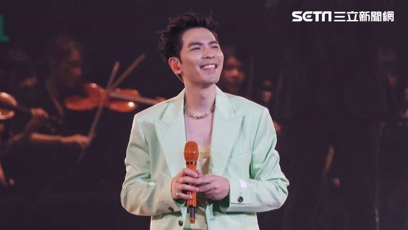 蕭敬騰「搭中國頭等艙高鐵」趕場巡演 網刷簡體字:中國真是棒