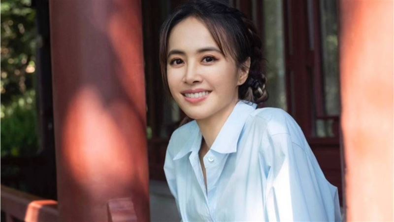 蔡依林路邊打坐驚見「腰內肉炸出」!43歲真實狀態曝光網嚇爛