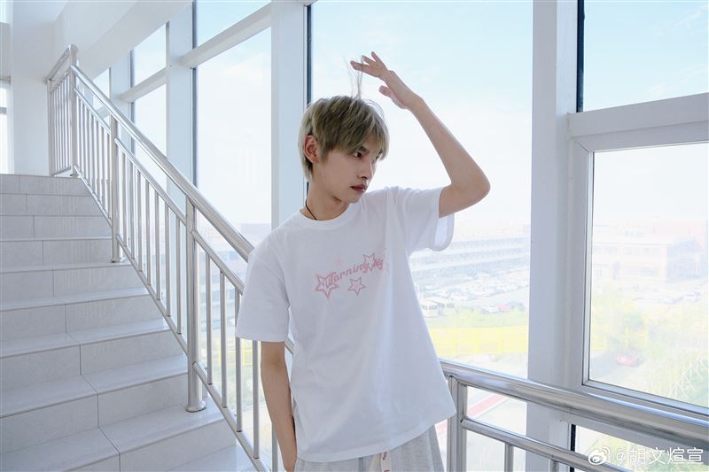 25歲男團偶像遭前任爆「孕期出軌」 竟反控女方控制慾強！人設崩塌