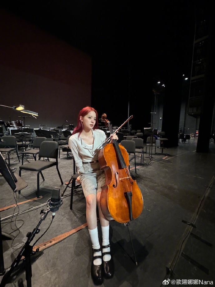 歐陽娜娜黑色V領前傾！「胸前巨物不藏了」　網全驚呼