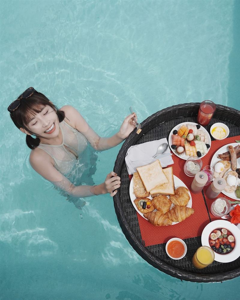 人妻大解放！粿粿曬上帝視角「胸前中空深溝全現」老公嚇壞：遮起來