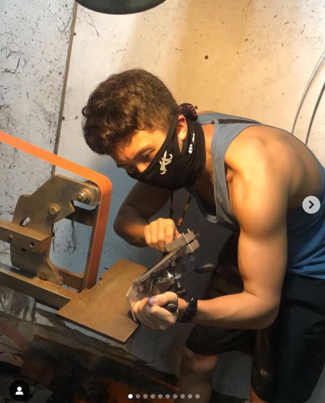 孫安佐信義夜店區「伸手向民眾擋菸抽」！路人驚呼：他很ㄎㄧㄤ欸