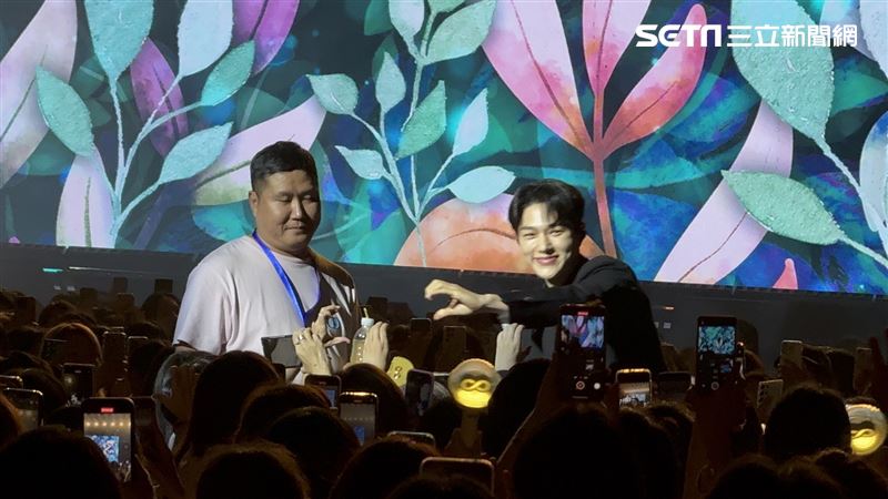 金明洙出場就送簽名！「禁止工作人員做一事」　台上瘋狂喊：安靜安靜