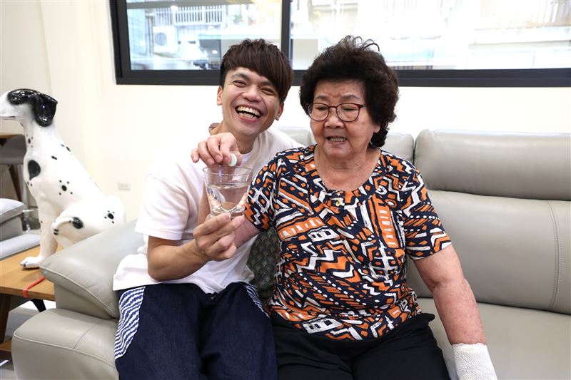 才掰了蘿拉！蔡阿嘎曬「病床照」80多歲嘎嬤住院　帶2子陪伴吐不捨心聲