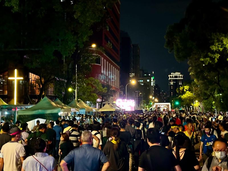 打臉藍白唱衰？最帥公民老師曬出爆滿1幕：青鳥只會越嗆越多的