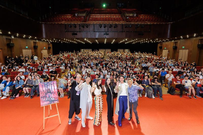 吳慷仁大方秀大鵰!大玩3P「2男1女」進攻後門 親吐:不尷尬很鹹