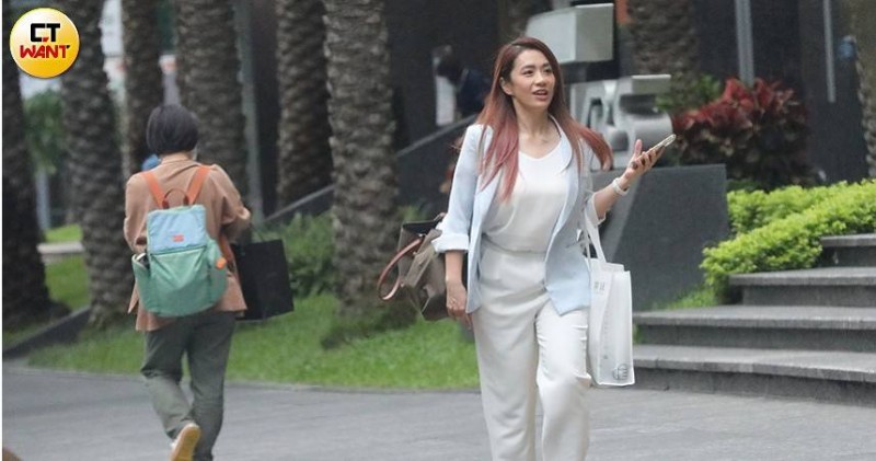 柯以柔甜蜜勾斯文男約會！「新歡身分曝光」　待家76分鐘幸福藏不住