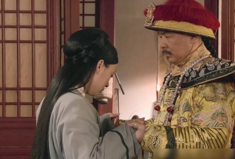 甄嬛在甘露寺色誘皇上時,有誰注意到「她穿的衣服」?難怪皇上擋不住