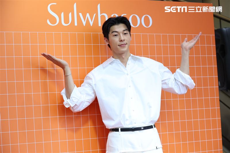 尷尬!許光漢脫衣Spa竟遇粉絲要簽名 鬆口認了「工作戀情都要兼顧」