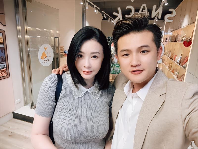 蕭淑慎不甩嫩尪捲性侵!颱風天曬長腿辣照 上婆婆家當好媳婦幫備菜