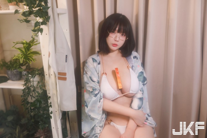 巨乳正妹「茹茹」雙球夾土司畫面好美味，滿滿奶香讓人食指大動