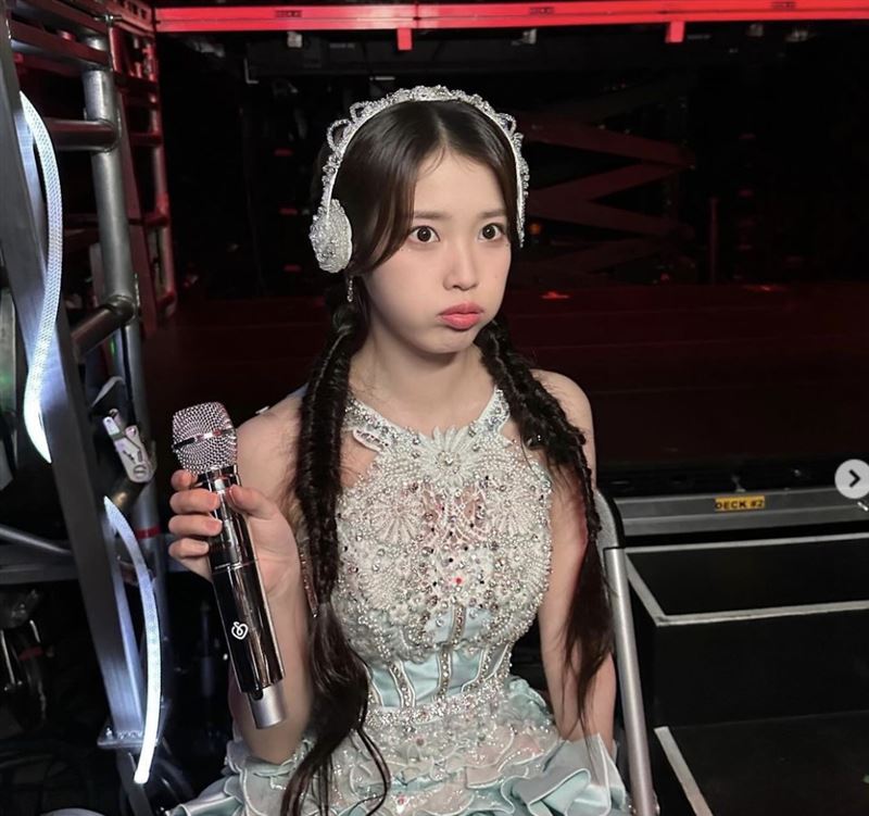 野生IU「素顏蹲路邊」被拍!31歲真實狀態曝光 韓網震驚吐1句