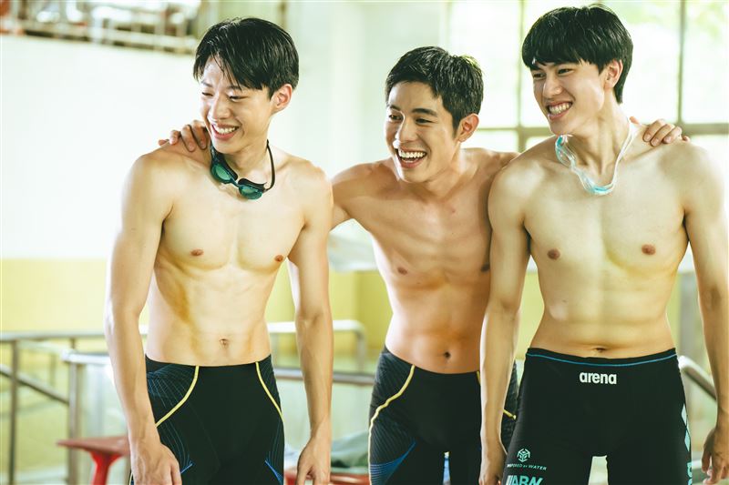 3鮮肉脫了!一字排開畫面養眼 黃信赫卻「怕怕的」自招旱鴨子