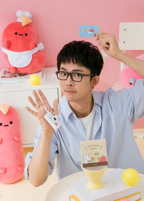 掰了「招牌黑框眼鏡」 阿滴模樣全變了!網嚇喊認不出