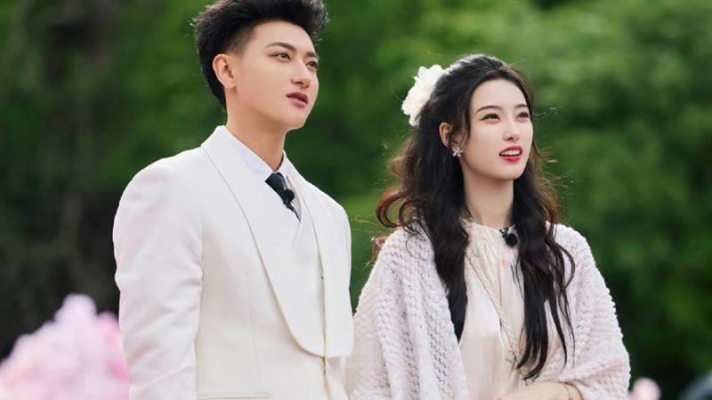 黃子韜求婚成功興奮藏不住!緊捧徐藝洋臉「瘋狂啄吻」 網看傻:啃雞爪