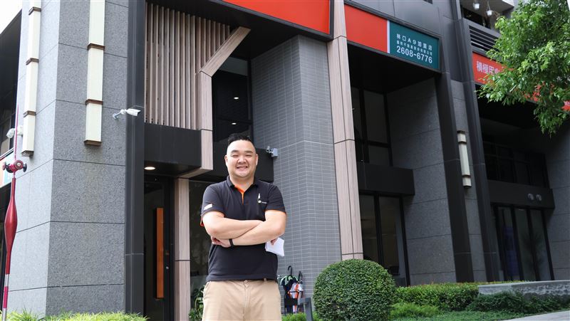 路上發傳單被拍!37歲男星當房仲洩業績 遭路人酸演藝圈混不下去