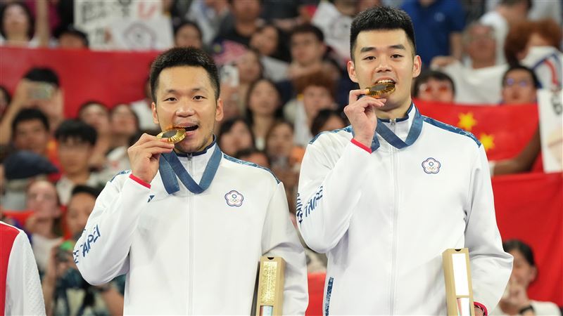 「麟洋配」合體月餅廣告遭嫌醜爆！老闆親上火線：虛心接受