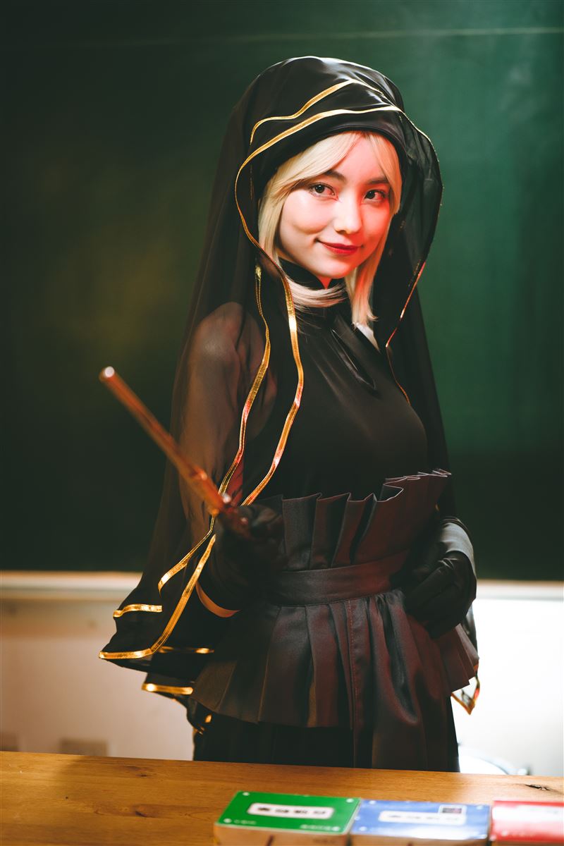 黑嘉嘉當老師成學生「幻想對象」 COSPLAY魔法師嬌嗔:認真上課!