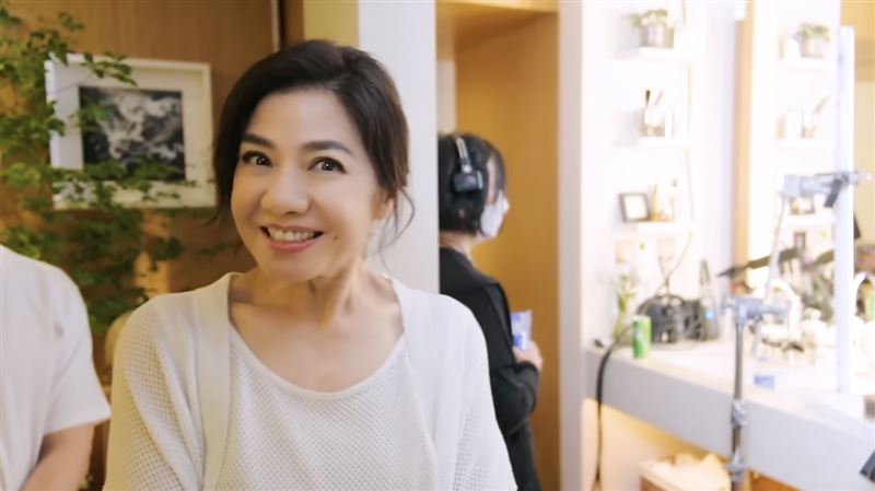 鍾楚紅息影30年!64歲罕見拍廣告 水嫩肌超Q彈全網跪 親揭復出條件