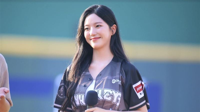 《單身》正妹來台「遭圍堵碰肩拍照」誇張畫面曝 女星怒斥:有點分寸感