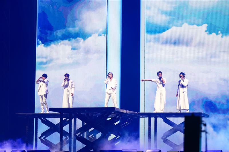 Energy牛奶唱到一半倒地!團員台上急幫CPR 自嘲:差點變傳說