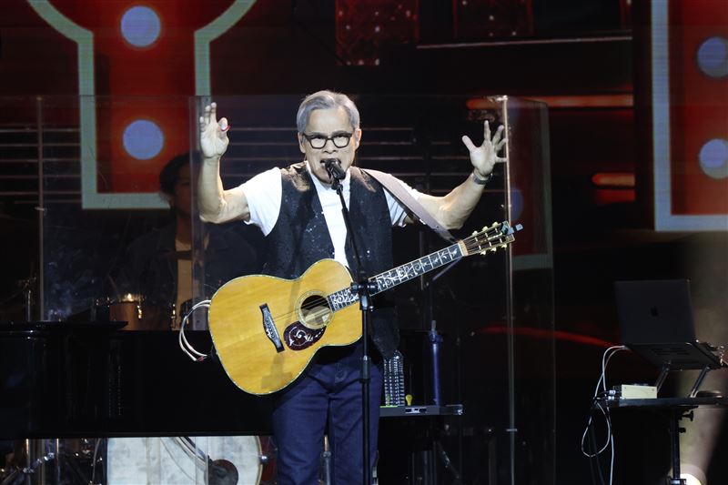 嘆「70%音樂人被淘汰」!羅大佑隔四年台北開唱 綜藝教母罕見現身