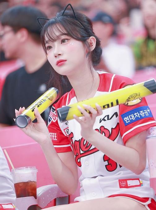 李珠珢「挺胸片連晃」拉鍊險爆開!韓粉曬16秒片狠嗆:不可能去台灣